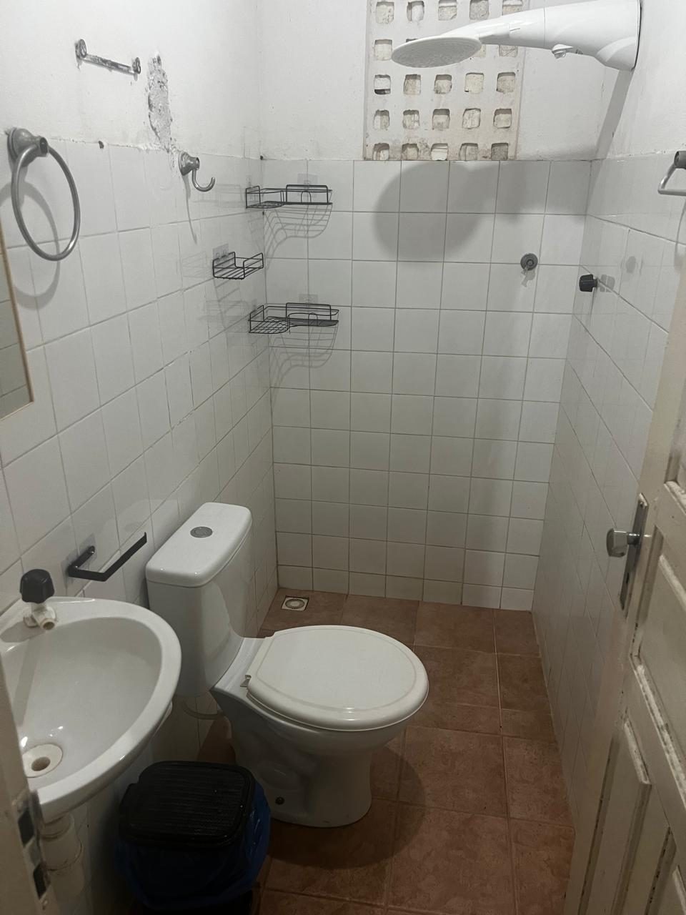Banheiro com chuveiro elétrico