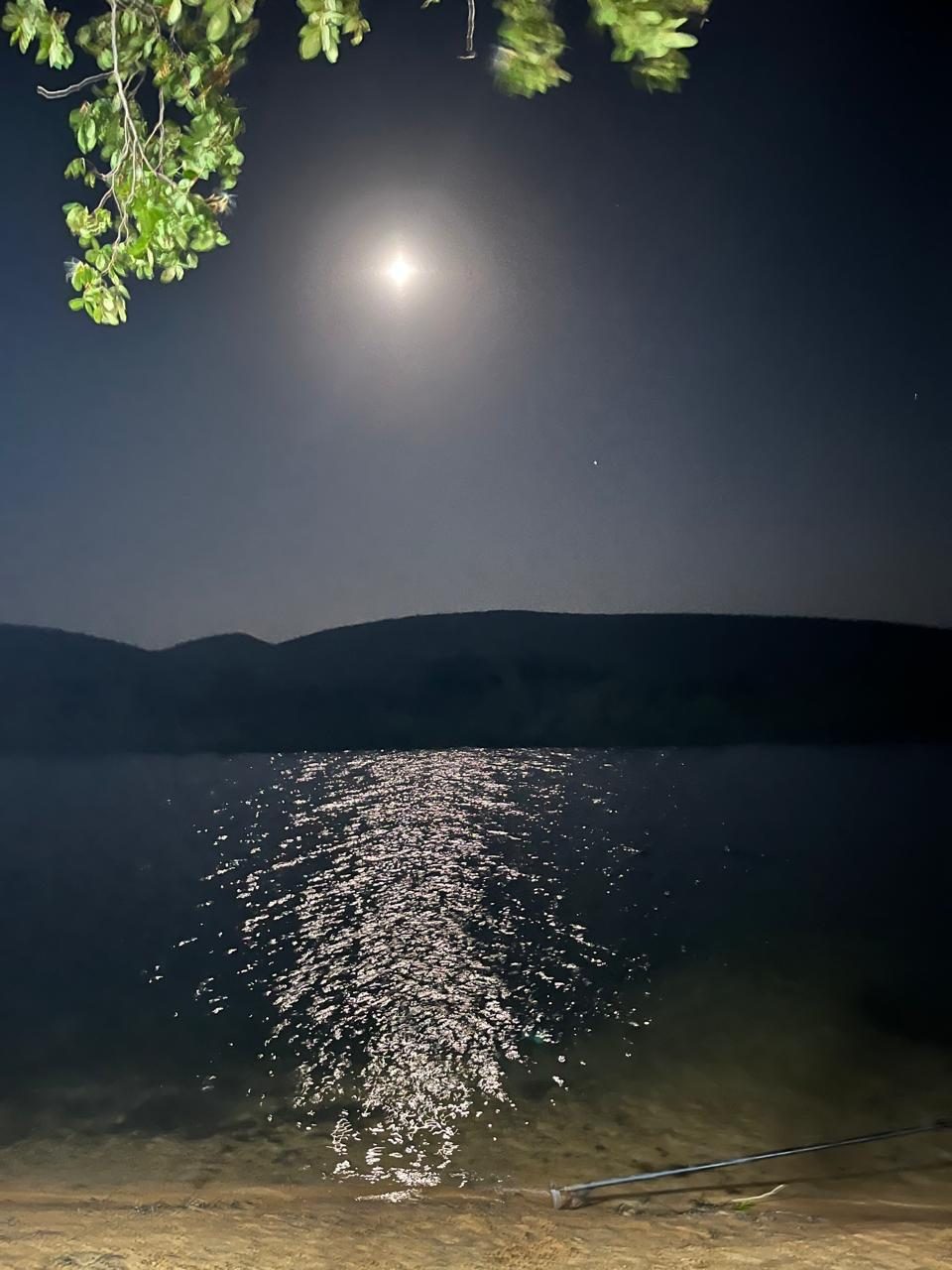 Lua cheia refletida no rio, vista da prainha