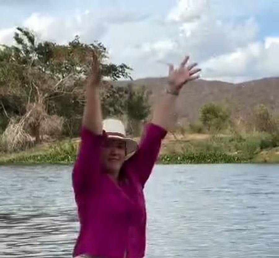 Hóspede no banho de rio