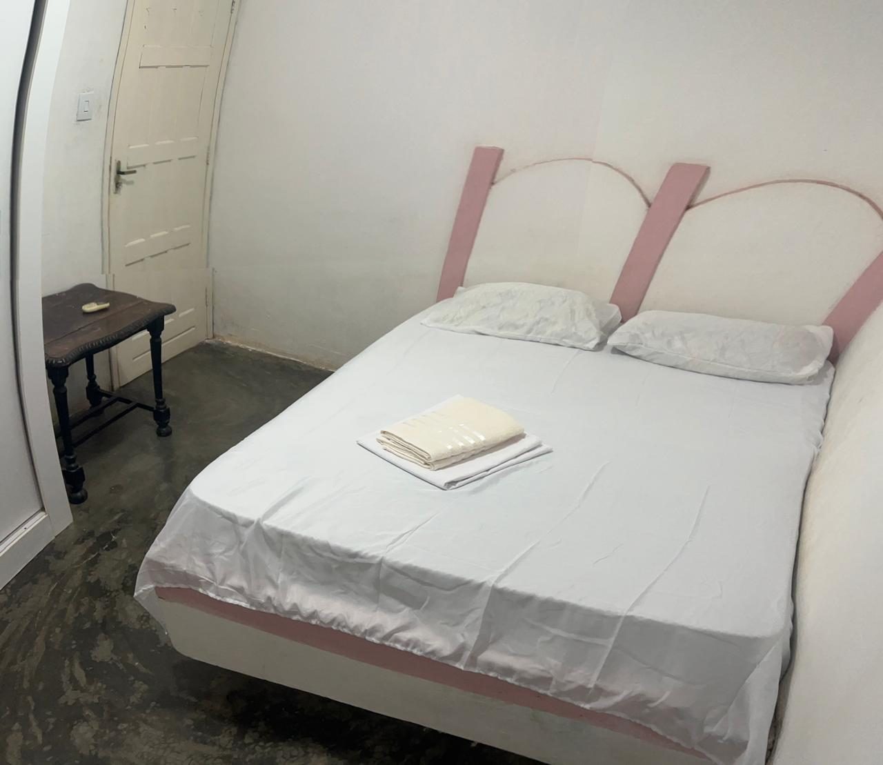 Quarto 1 com cama de casal