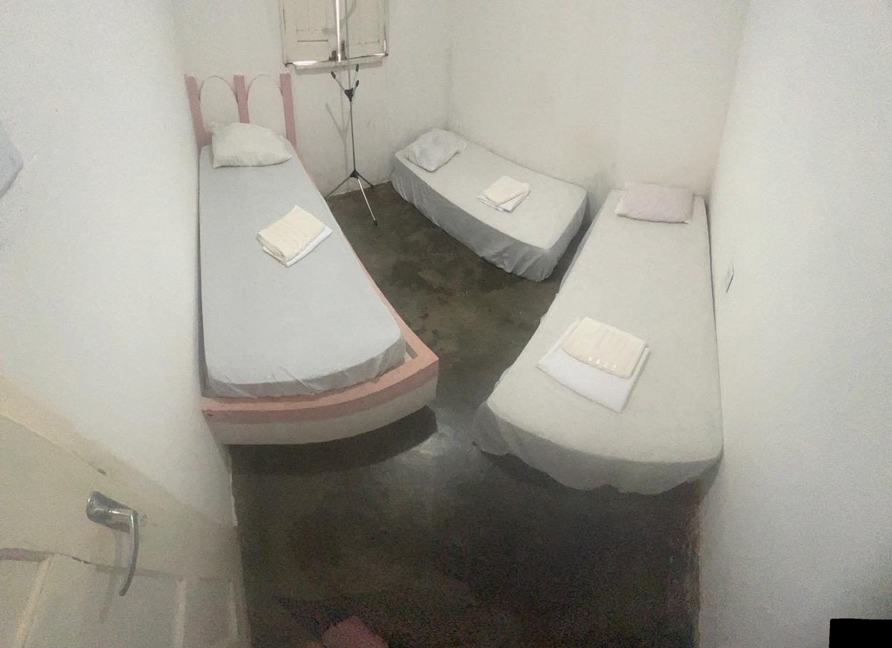 Quarto 2 com cama de solteiro e colchões extras